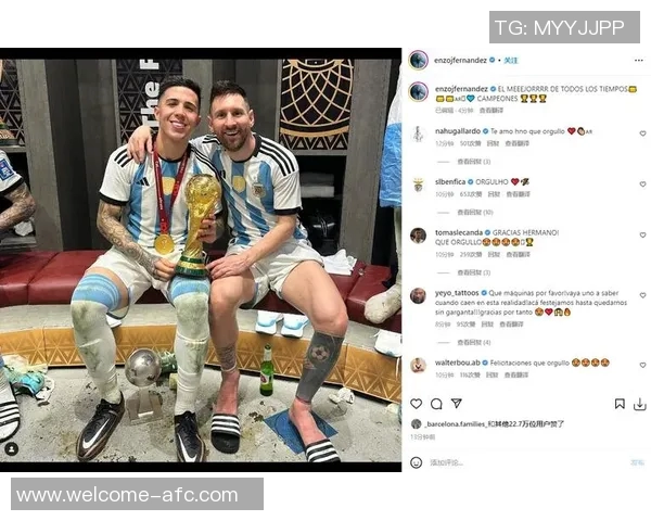 模特与梅西夫妇同框合影安东内拉T恤印梅西亲吻大力神杯瞬间